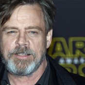 star-wars-8-mark-hamill-pose-avec-le-chien-de-sa-fille